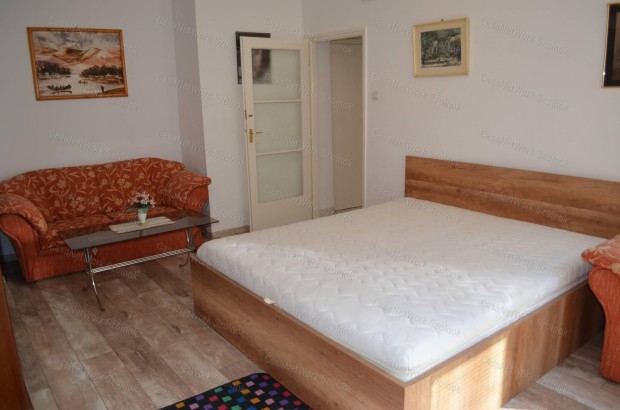 Elad� Szolnok V�rkonyi t�ri k�t szob�s els� emeleti tehermentes lak�s