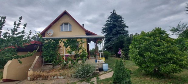 Eladó Szolnok alcsiszigeten nyaraló, családi ház, panorámás kilátás!
