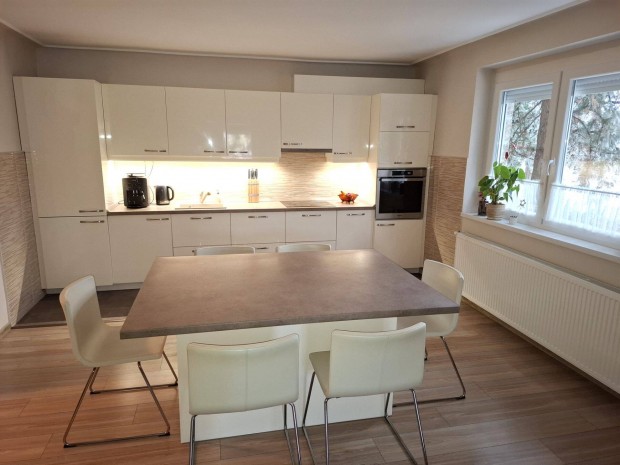 Elad� Szolnok belv�ros�ban egy 68 m2-es lak�s gar�zzsal