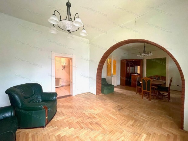 Elad� Szolnok k�zpontj�ban Fiumei uton 370m2 telken 100m2 csal�di h�z