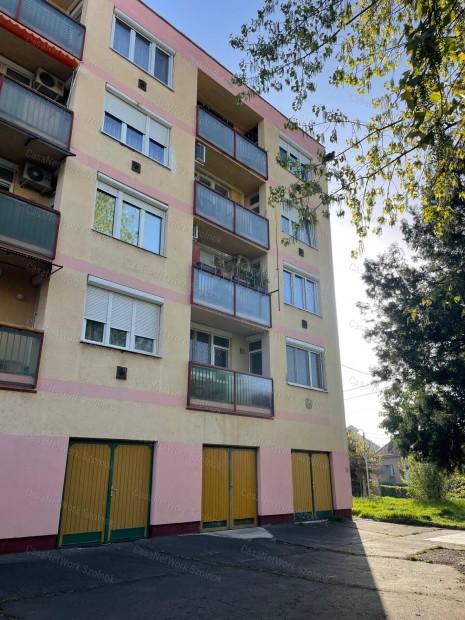 Eladó Szolnokon a Csokonai úton 65 m2-es 2+1 szobás lakás