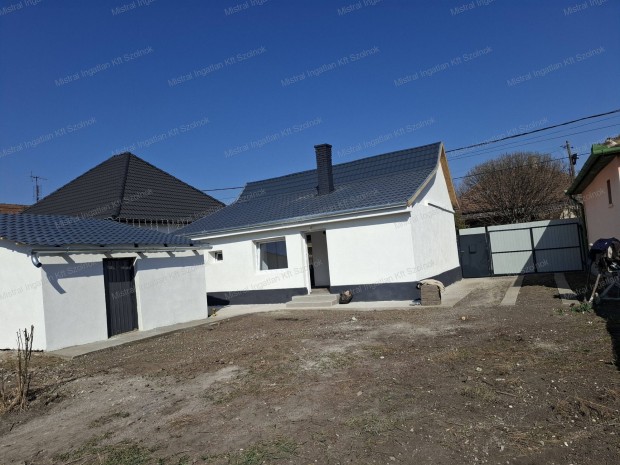 Elad� Szolnokon a Pletykafaluban  egy fel�j�tott  csal�di h�z