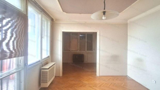 Elad� Szolnokon a V�rkonyi t�ren 2+1 f�lszob�s lak�s