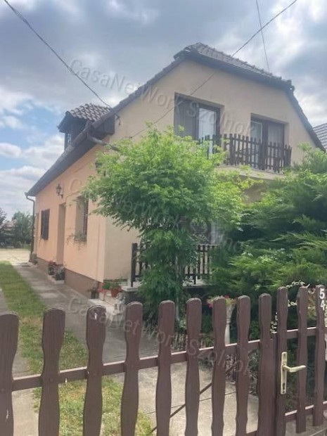 Eladó Szolnokon egy elegáns 160 m2-es duplakomfortos családi ház