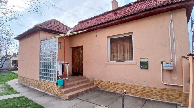 Eladó Szolnokon két épületből álló, 111 m2-es családi ház