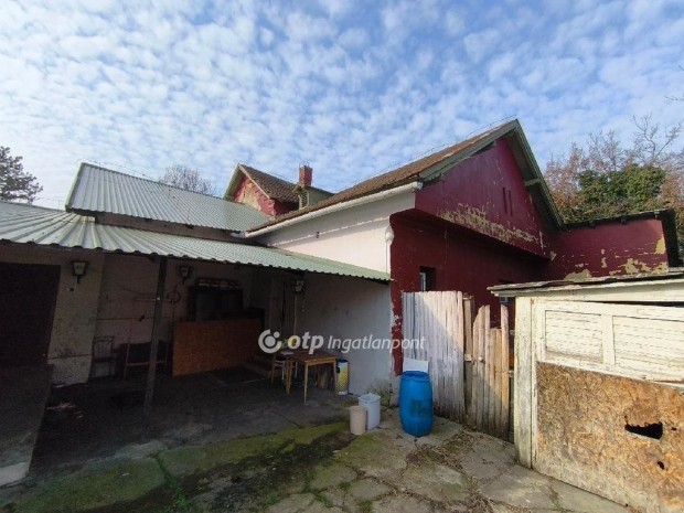 Elad� Sz�rakoz�hely, Mez�t�r