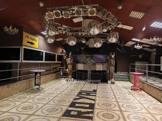 Elad� Sz�rakoz�hely, Mez�t�r