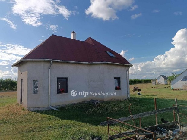 Elad� TANYA Polg�r aut�p�lya k�zel�ben