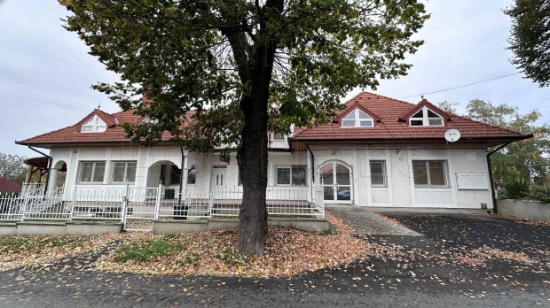 Elad� T�BBGENER�CI�S CSAL�DI H�Z Balatongy�r�k�n.