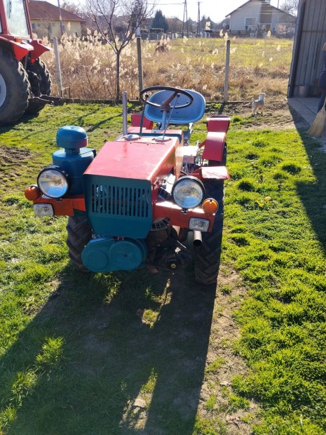 Elad� TZ4K-14B kerti traktor komplett szettben munkag�pekkel �s p�tk