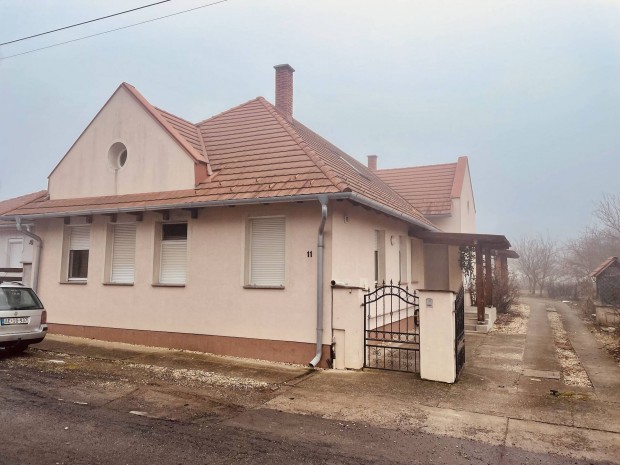 Elad� T�pl�nszentkereszten 184 nm csal�di h�z