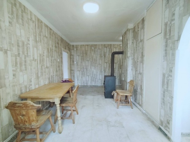 Elad� T�rsash�zi Lak�s Devecser