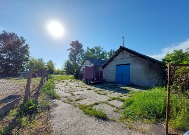 Eladó Táton, 2420 m2 külterületi ingatlan 630 m2 össz. alapterületű
