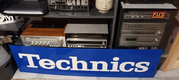 Eladó Technics feliratú táblát. 