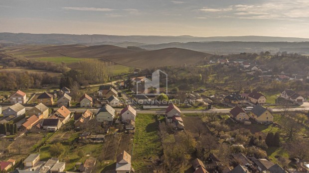 Elad Telek, Csetny 7.900.000 Ft