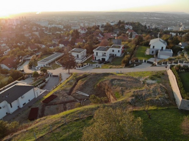 Elad� Telek, P�cs, Don�tusi �t