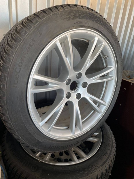 Elad Tesla Modell Y Szges Tli Gumi Garnitra 255/45/19 DOT: 23/37