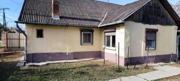 Elad� Tiszaf�ldv�r k�zpontj�ban egy 83 m2-es 2 szob�s csal�di h�z.