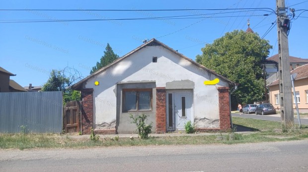 Elad� Tiszaf�ldv�ron egy 110 m2-es csal�di h�z.