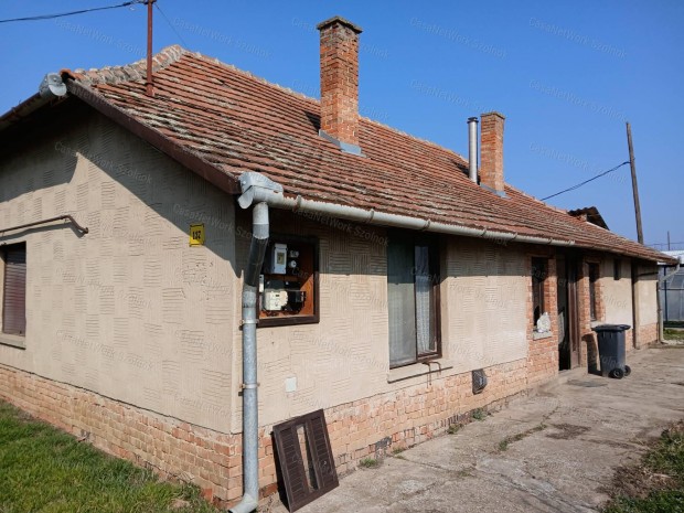 Elad� Tiszaf�ldv�ron egy 68 m2-es csal�di h�z f�ldter�lettel.