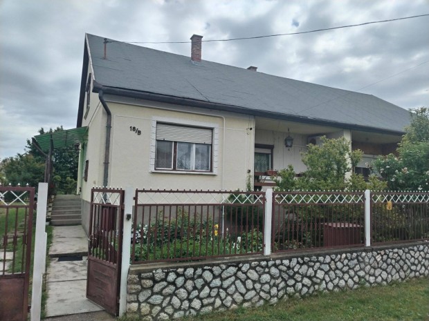 Elad� Tiszal�c k�zpontj�ban n�gyszob�s r�szben fel�j�tott csal�di h�z