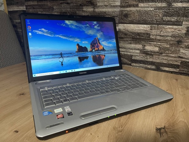 Elad Toshiba i3 laptop (4GB DDR3, 320GB HDD, 17.3")