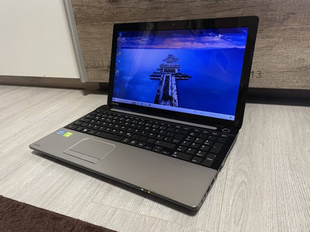 Elad Toshiba i7-es laptop (16GB Ram, SSD , 2GB VGA)