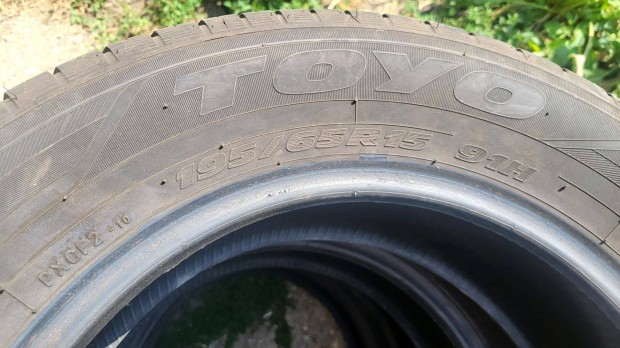Eladó Toyo Proxes CF2 gumiabroncs 4db 1 szezont futott