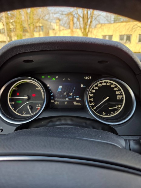 Elad� Toyota Camry