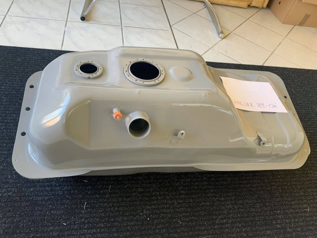 Eladó Toyota Hilux 1989-1997 alkatrészek, új üzemanyagtartály tank