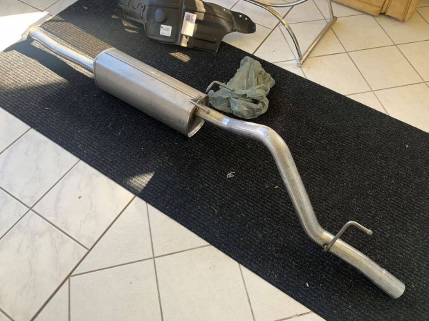 Eladó Toyota Hilux 1997-2005 alkatrészek, új kipufogó