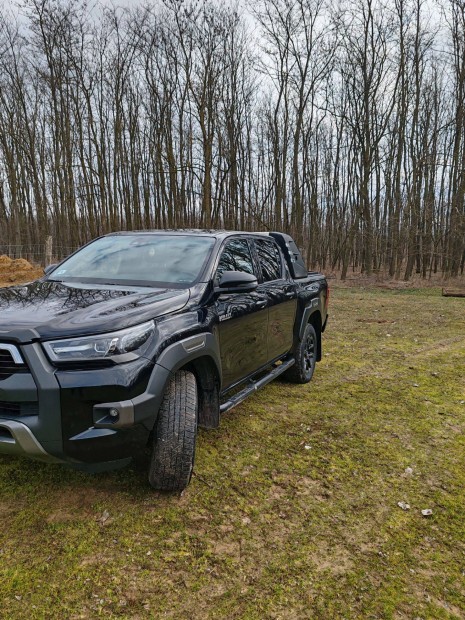 Elad� Toyota Hilux