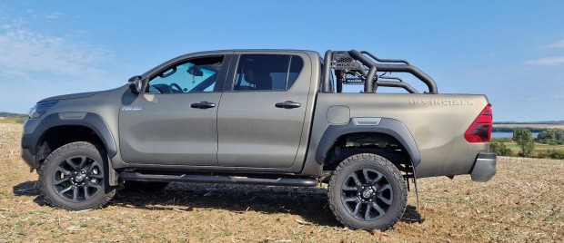 Elad Toyota Hilux!