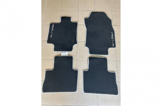 Eladó Toyota Rav4 gyári szőnyeg