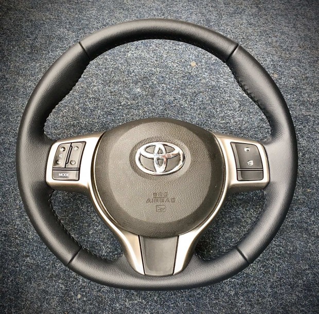 Eladó Toyota Yaris III P3, XP130 hibátlan bőr kormány. Bp/posta
