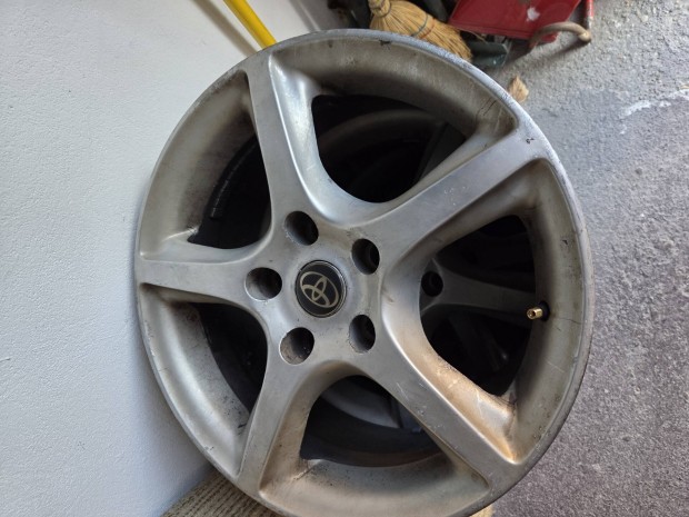 Elad Toyota alulfelni!