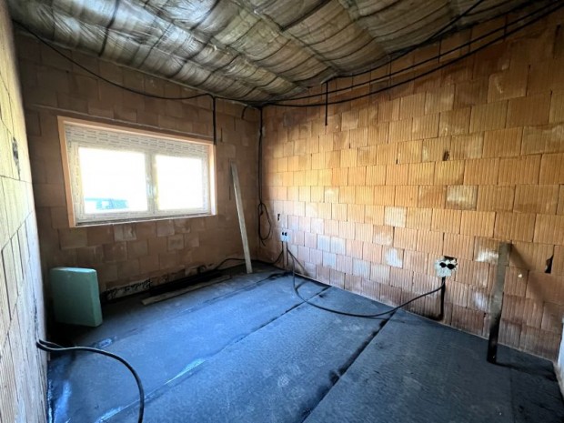 Elad� �J�P�T�S� csal�di h�z Magyarsarl�son