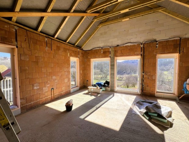 Elad� �J�P�T�S� csal�di h�z Magyarsarl�son