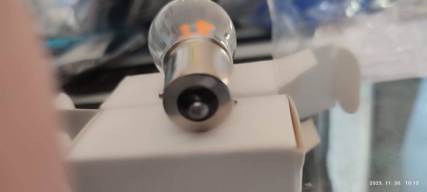 Elad� �j 12 V-os s�rga ir�nyjelz�be val� led �g�