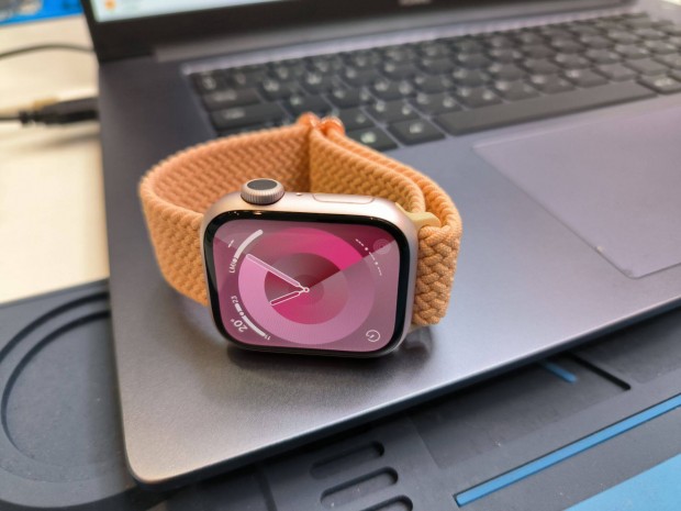Elad j Apple Watch S9 41mm pink 2 v apple garancival