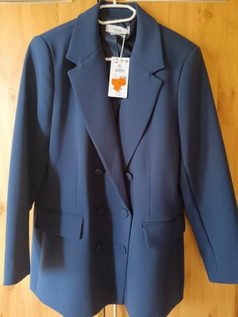 Eladó Új Blézerek, Cipők, Szandálok helyhiány miatt!