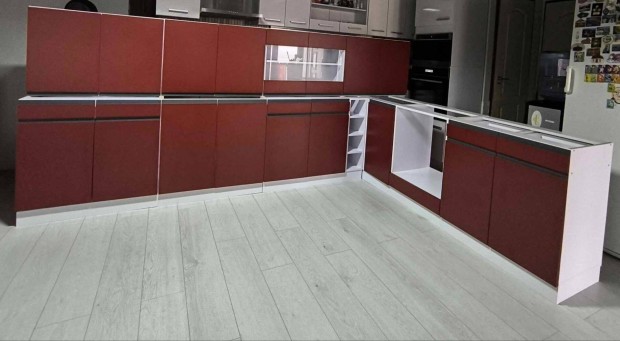 Eladó Új bemutatódarab 320x240 cm fehér sarok konyhabútor bordó front