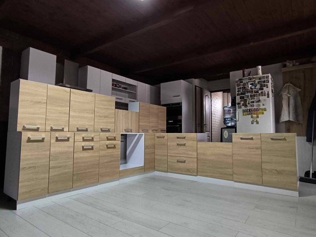 Elad� �j bemutat�darab 3x2,8 feh�rsarok konyhab�tor sonomat�lgy front