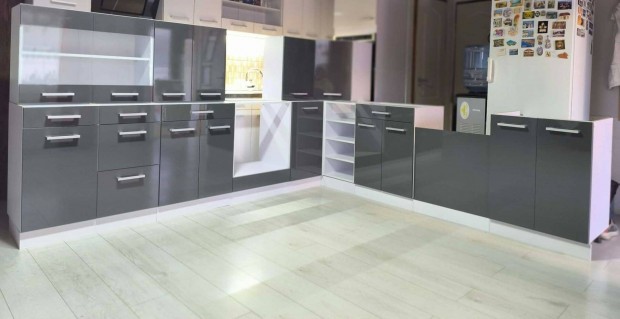 Elad� �j bemutat�darab 3x2,8m feh�r konyhab�tor f�nyes sz�rke fronttal