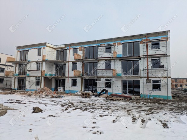 Elad� �j �p�t�s�, modern, t�rsash�zi lak�s Szit�sdombon