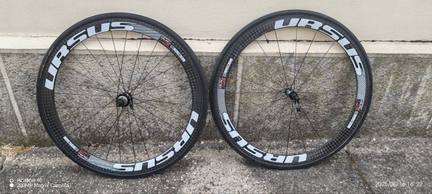 Eladó Ursus carbon kerékszett.