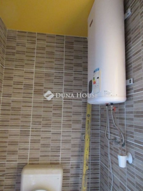 Elad� �zlethelyis�g, Demecser