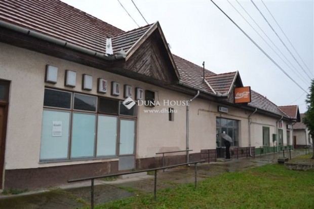 Eladó Üzlethelyiség, Izsák főutcáján