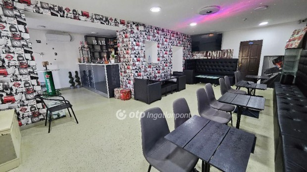 Elad� �zlethelyis�g, J�szj�k�halma