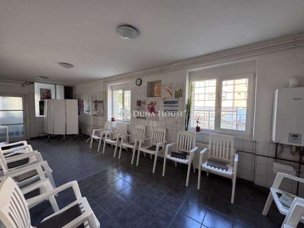 Elad� �zlethelyis�g, Koml�